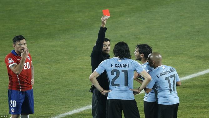 VIDEO: 2 chiếc thẻ đỏ của Uruguay trong trận gặp Chile (Tứ kết Copa America 2015)